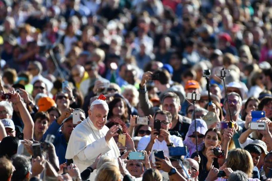 Papa Francesco tra i flash degli smartphone AFP